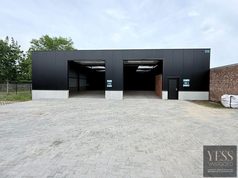 2 kwalitatieve nieuwbouwloodsen met parkeerplaats!<br />
Ontdek deze 2 functionele en duurzaam afgewerkte nieuwbouwloodsen, ideaal voor opslag, atelie