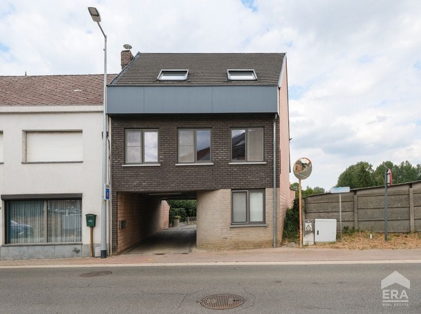 Te koop: duplex-appartement op de eerste en tweede verdieping in het centrum van Zichem, op wandelafstand van tal van voorzieningen.Dit eigentijdse en
