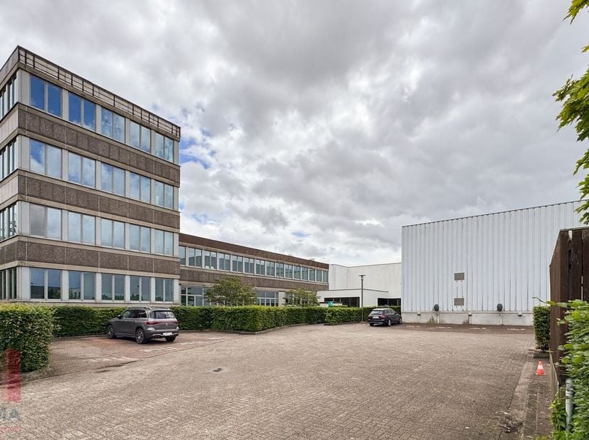Bedrijfsgebouw met 1.316 m² magazijnruimte (kantoren optioneel).<br />
Gelegen in Satenrozen, uitstekend bereikbaar via de E19, op 20 min van Antwerpe
