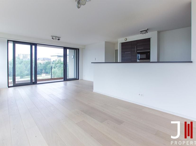 Ideaal gelegen parallel aan de Marcel Thirylaan, vlak bij tal van winkels en het openbaar vervoer (tegenover Cora), prachtig appartement met drie slaa
