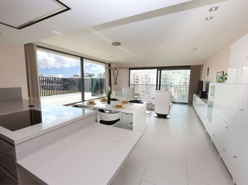 Ce Penthouse unique est situé dans le magnifique complexe appelé 'Crystal Residence'.Possibilité d'acquérir une place de parking et un grand débarras