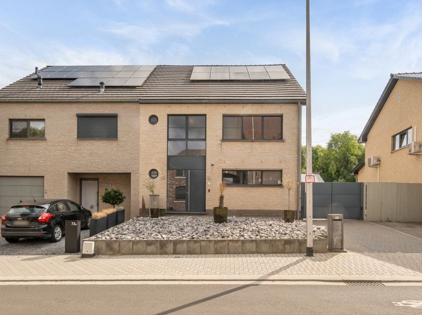 Ruime en energiezuinige halfopen bebouwing met 4 slaapkamers in Bilzen<br />
Welkom in de Romershovenstraat nummer 73D! Deze ruime halfopen bebouwing