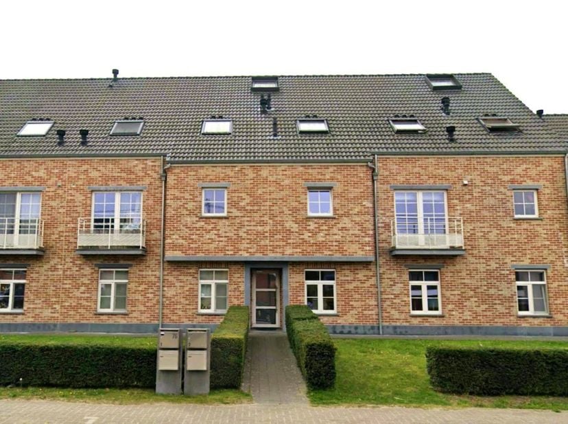 Dit aangenaam &amp;amp; gelijkvloers appartement beschikt over twee slaapkamers, een gróót terras, een garagebox én een autostaanplaats.<br />
Verder met