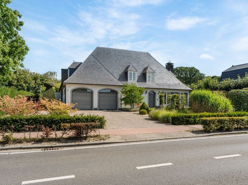 Deze verzorgde villa is gelegen op een groen maar centraal gelegen perceel van +/- 2.081 m². Ze omvat een ruime woonkamer, keuken met veranda, bureau,