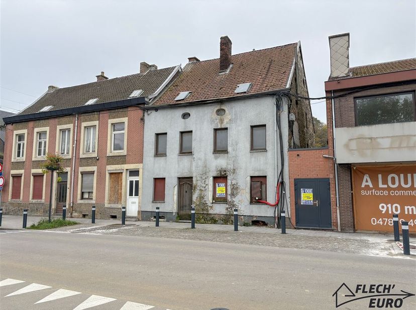 PEPINSTER, situé sur un axe principal, cette maison est à rénover entièrement. Elle se compose au rez-de-chaussée d'un hall d'entrée, un séjour, une c