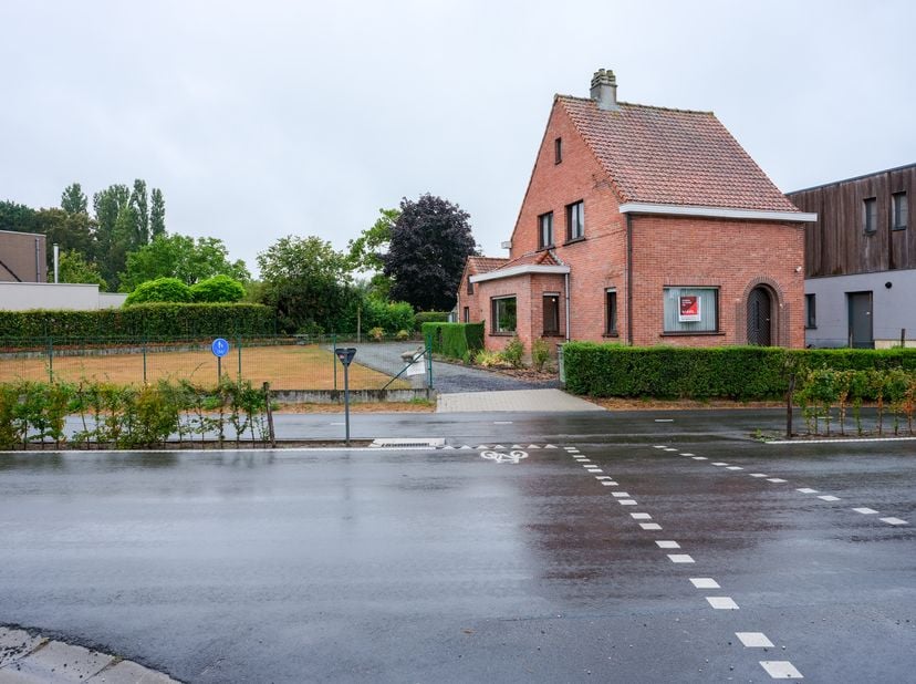 WOONHUIS MET TUIN -<br />
Oppervlakte 799 m². <br />
Heel goede ligging: rustig, nabij station, scholen, supermarkten, horeca. <br />
Gelijkvloers: on