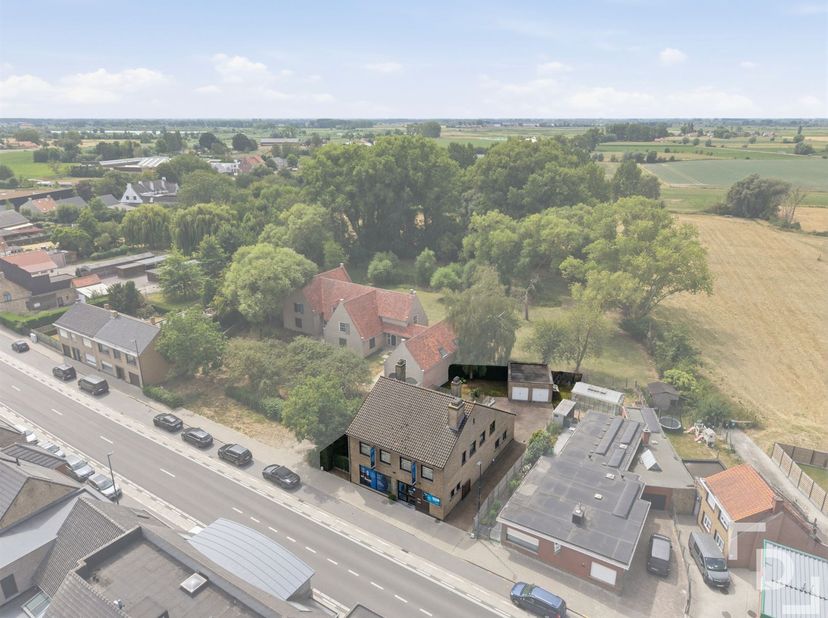 Dit multifucntionele gebouw bevindt zich op de Woumenseweg, een vlotte verbindingsweg tussen Ieper en Diksmuide.<br />
Dit gebouw bestaat uit een han