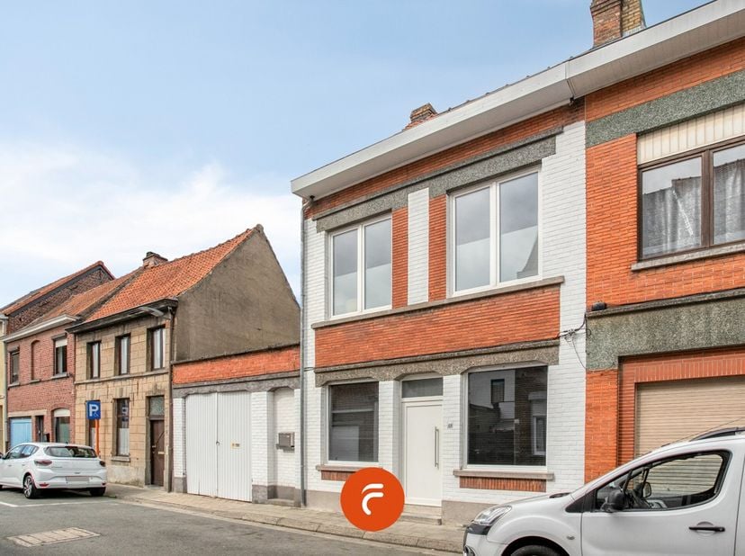 Vlak bij de Grote Markt in het centrum van Menen bevindt zich deze duurzaam en kwalitatief gerenoveerde stadswoning op een perceel van 250 m². Energie