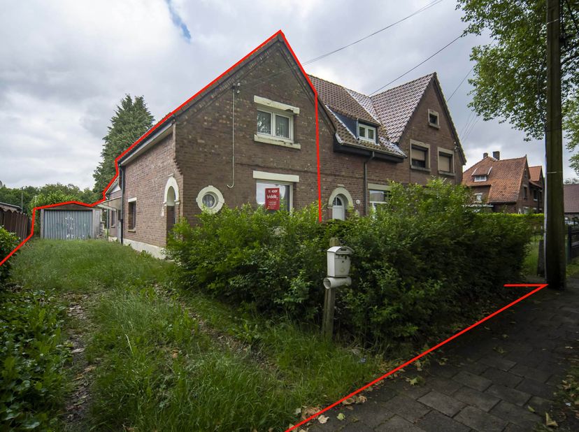 TE RENOVEREN WIJKWONING IN GROENE OMGEVING - <br />
STAD GENK (8ste afdeling) - <br />
<br />
Een woonhuis, op en met grond en alle aanhorigheden, gel