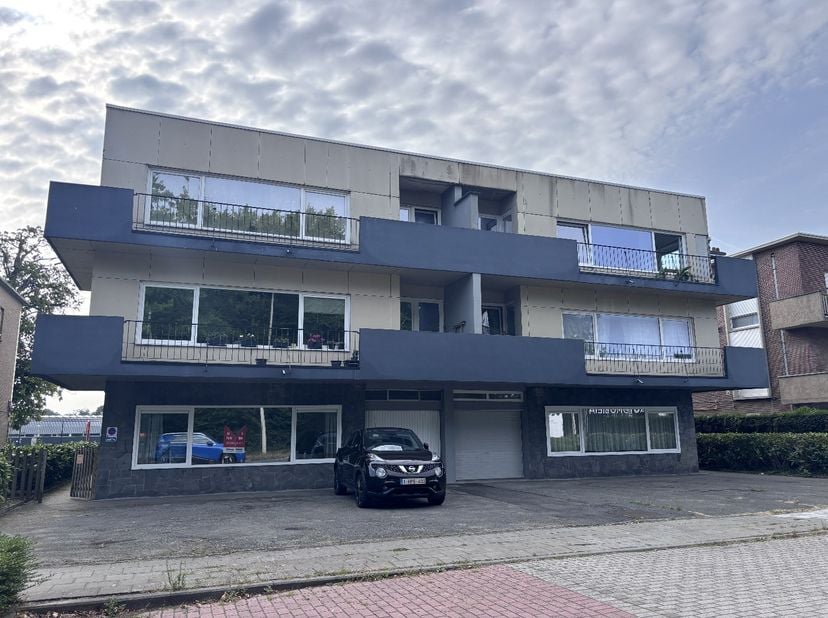 Appartement op goede ligging nabij centrum Brugge en station. Het appartement heeft een inkom, leefruimte, ingerichte keuken met inbouwtoestellen, 2 s