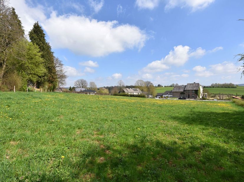 Magnifique terrain en zone de quiétude offrant de multiples possibilités (logements, équestres, agricoles, touristiques…).<br />
Ce terrain, de 61 a 2