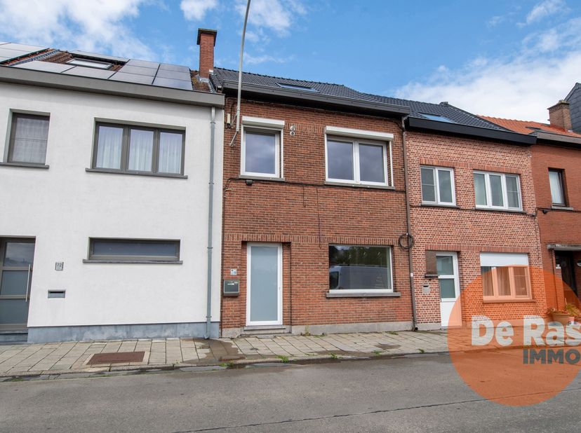 AALST - Deze compleet gerenoveerde woning ( renovatie 2025) is de ideale starterswoning voor jonge koppels die liever een huis verkiezen boven een app