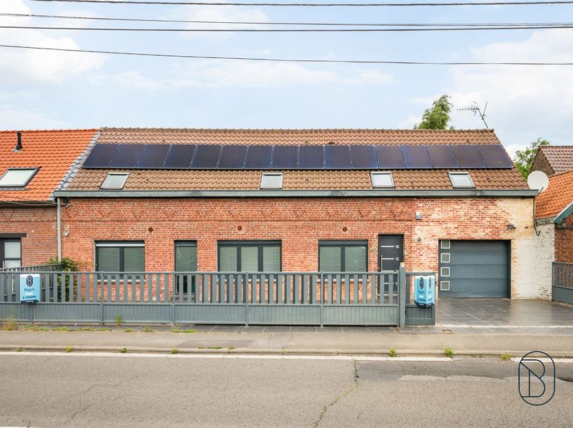 Deze onlangs gerenoveerde rijwoning ligt in het hart van Néchin, vlak bij de grens, en biedt ongeveer 250 m² woonoppervlakte op een mooi perceel van 1