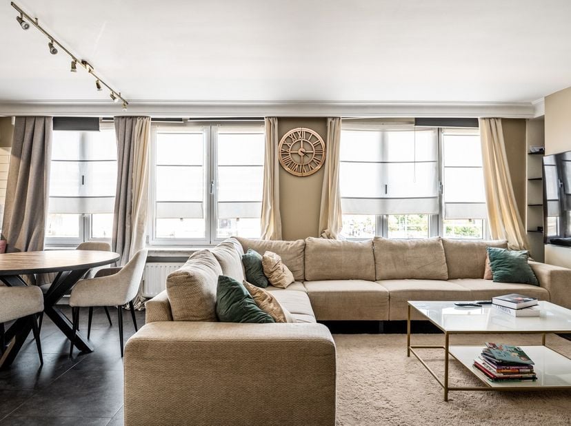 Ruim hoek appartement met veel lichtinval en autostaanplaats!<br />
<br />
Dit zonnige appartement is gelegen op de derde verdieping en is bereikbaar