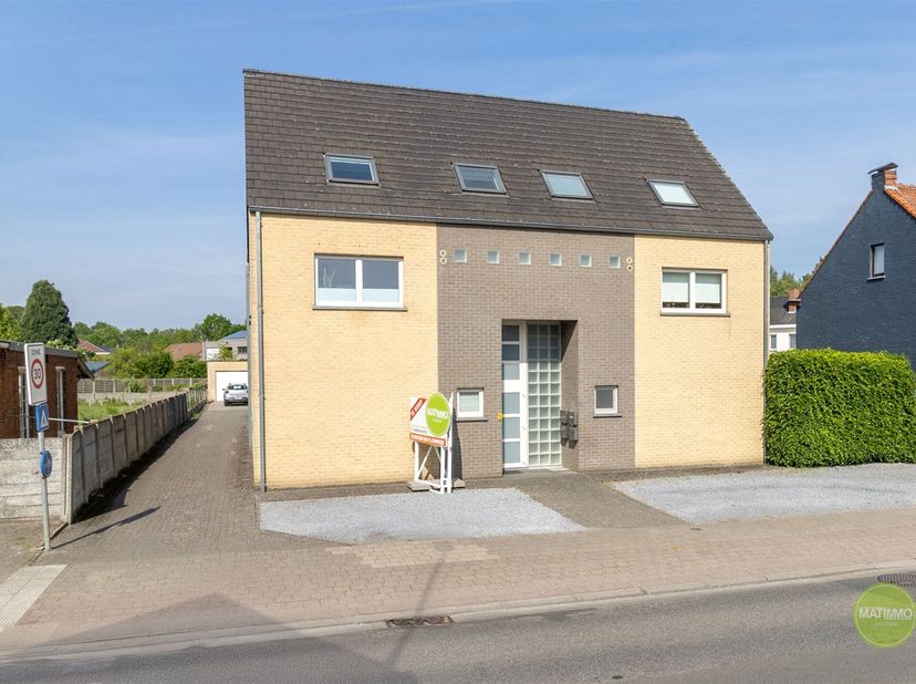 Welkom in dit moderne en ruim ingedeelde duplexappartement, centraal gelegen in het hart van Balen-Olmen. Deze charmante woonst combineert comfort, fu