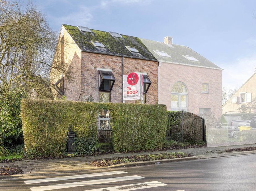 De woning ligt op wandelafstand van winkels en openbaar vervoer, wat zorgt voor een vlotte verbinding en alle voorzieningen binnen handbereik.<br />
<