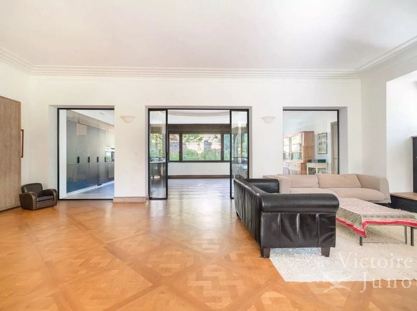 Manoir de +/- 950 m² das un parc de +/- 1 hectare<br />
Cette propriété est actuellement occupée en partie en co-living et bureaux avec entrée séparée