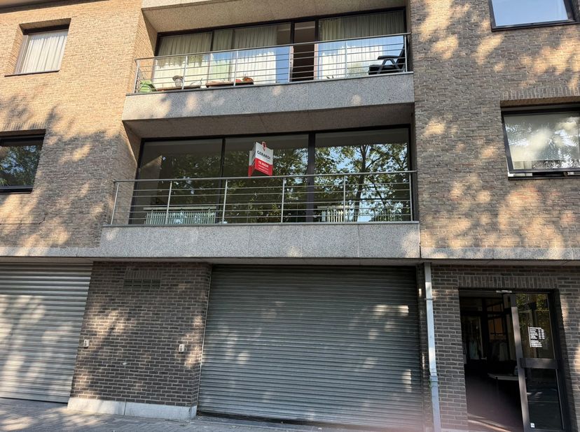 In het hartje van Brasschaat toch zeer rustig gelegen ruim appartement met 2/3 slaapkamers op het 1e verdiep. <br />
Met een huurprijs van 1100€ p/m e