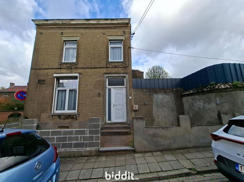 UNE MAISON D’HABITATION AVEC JARDIN ET GARAGE<br />
<br />
Composition :<br />
Rez-de-chaussée : Salon, salle à manger, cuisine équipée ouverte, pièce