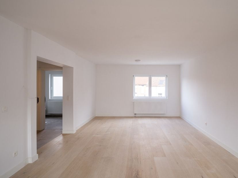 Aan de rand van Gent bevindt zich dit stijlvol gerenoveerde duplexappartement met twee slaapkamers, gelegen in een kleinschalige residentie met slecht