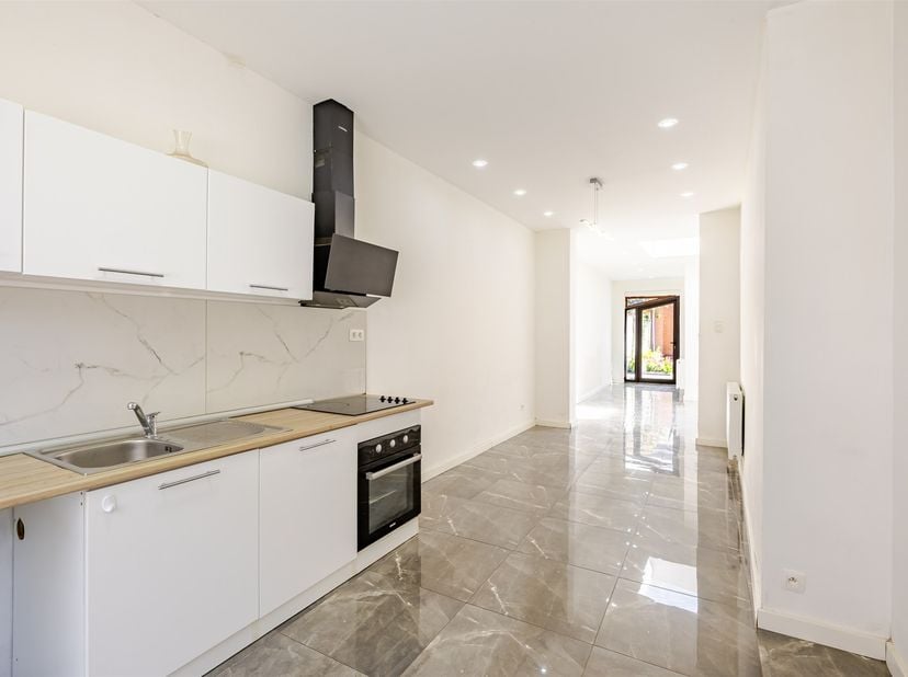 Bent u op zoek naar een instapklare woning met drie slaapkamers in het centrum van Sint-Niklaas? Dan is deze woning zeker een bezoek waard!<br />
<br