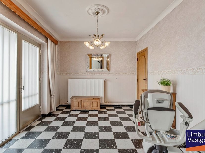 Deze charmante gezinswoning gelegen in Tongeren-Borgloon (Rijkel) is ideaal voor wie op zoek is naar een ruime woning met een grote tuin in een verkee