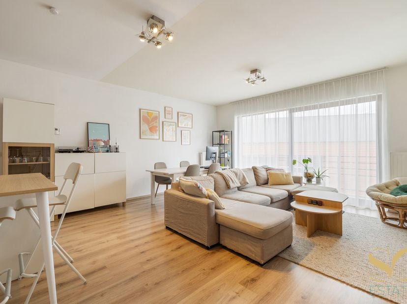 Op een ideale locatie tussen Delta en Beaulieu, op de derde verdieping van een recent gebouw, bieden wij u dit prachtige appartement met twee slaapkam