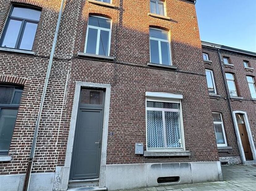 Century 21 Immo Dewaele est ravi de vous présenter cette charmante maison, idéalement située dans le centre-ville de Nivelles. A proximité de toutes l