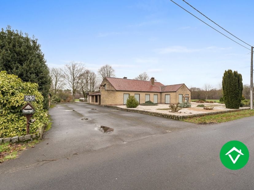 Deze alleenstaande woning met bijgebouwen ligt op een grondoppervlakte van 5680 m² te Koekelare waar u kunt genieten van de rust en het mooie landscha