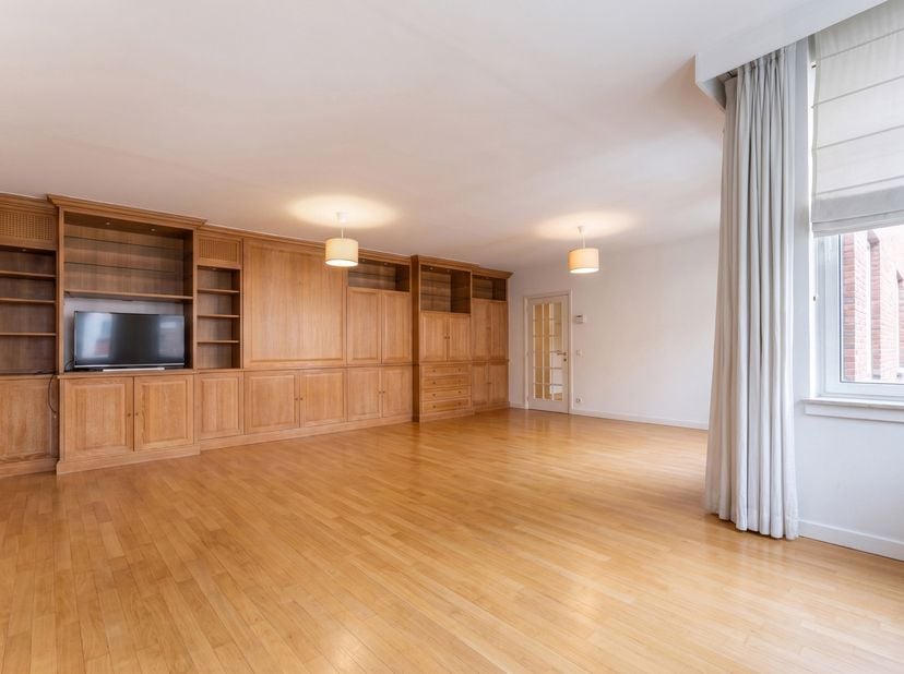UKKEL, ideaal gelegen in een rustige straat tussen het Brugmannplein en de Molièrelaan, dichtbij winkels en openbaar vervoer, aangenaam APPARTEMENT (3