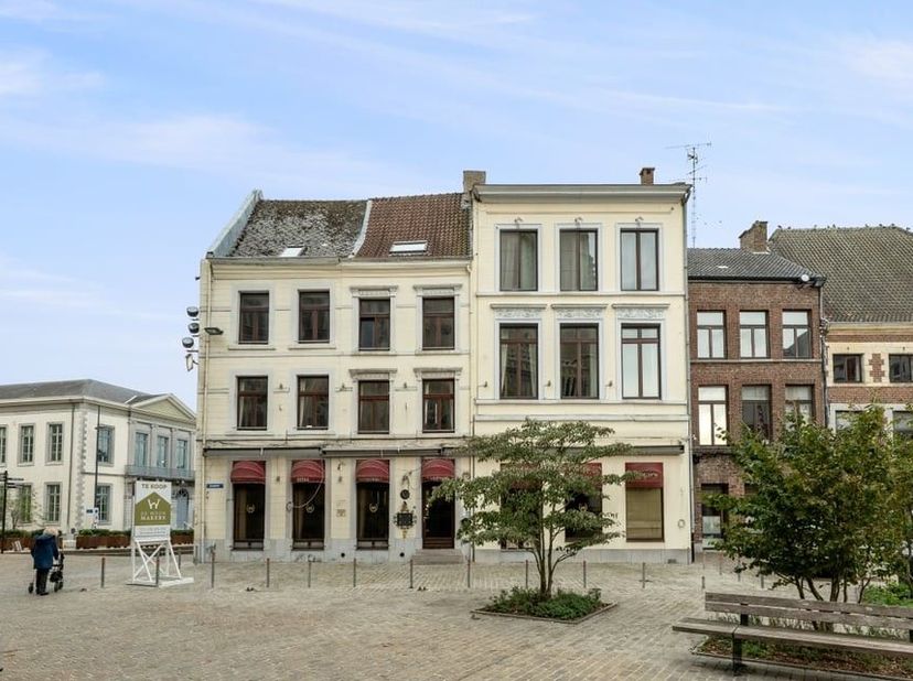 Pal in het bruisende centrum van Tongeren, de oudste stad van België, wacht dit karaktervolle handelshuis op een nieuwe eigenaar. Met een totale opper