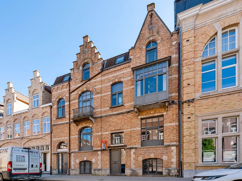 Op wandelafstand van de Grote Markt, het station, winkels en horecazaken bevindt zich dit recent en modern appartement met 2 slaapkamers.<br />
*VERGU