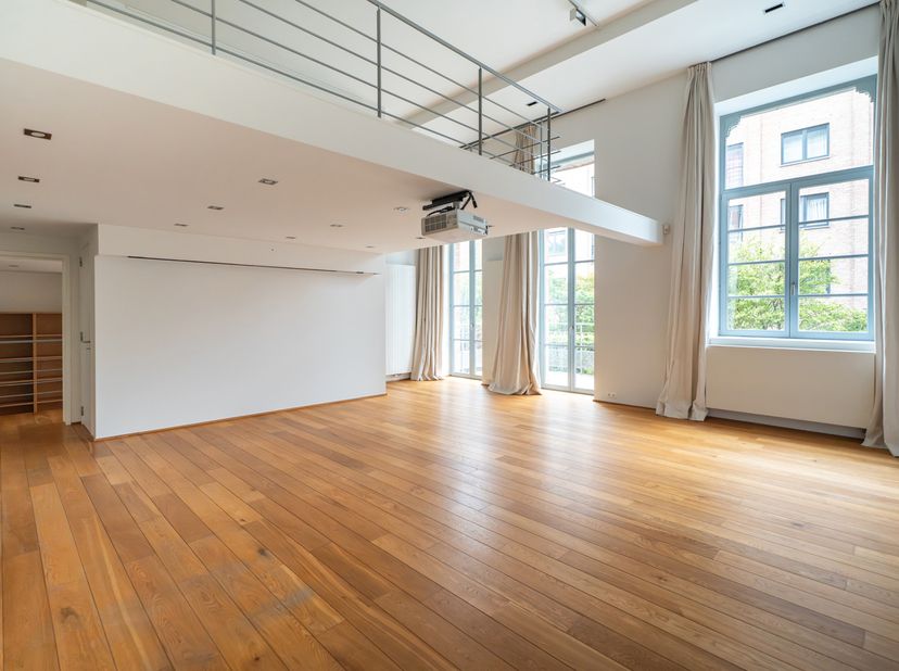 A proximité de la Forêt de Soignes, spacieux et lumineux duplex avec mezzanine de ± 210 m² situé dans un immeuble de standing.<br />
Avec ses finition