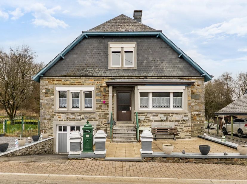 Renseignements au 0478/62.24.52 - B. Jacquemin (IPI 515531). EBIMMO vous propose à la vente cette maison en pierre située à Libin, à proximité de la E