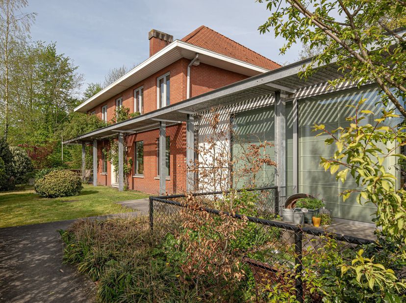 Ruime en lichtrijke woning met zorgwoning(voor het moment verhuurd), grote tuin en tal van mogelijkheden op een perceel van 1.193 m²<br />
<br />
Deze