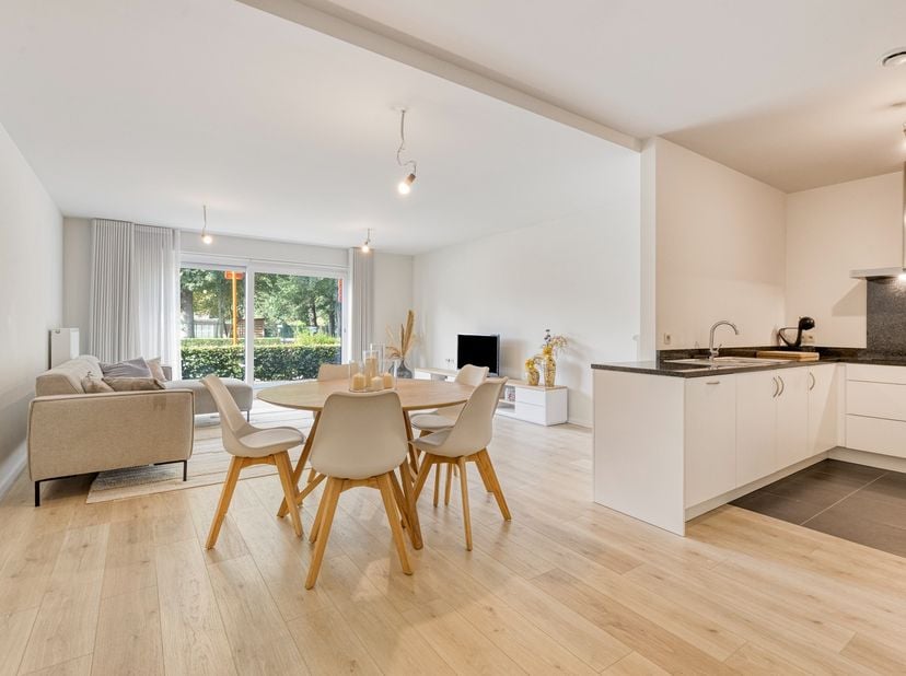 Ontdek dit TRENDY&amp;nbsp;&amp;amp; nieuw appartement (BJ 2022) met 2 SLAAPKAMERS, 2&amp;nbsp;TERRASSEN &amp;amp; AUTSTAANPLAATS&amp;nbsp;op een uiterst VLOT BEREIKBARE