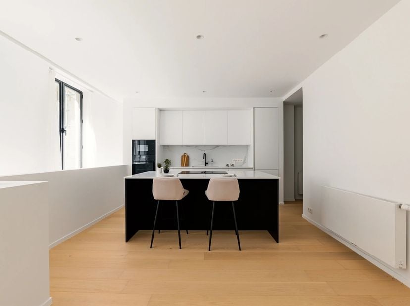 Description: Appartement duplex d'une superficie totale de ± 172 m² bruts avec cour couverte sis 30 Rue de la Longue Haie à 1050 Ixelles. Il se compos