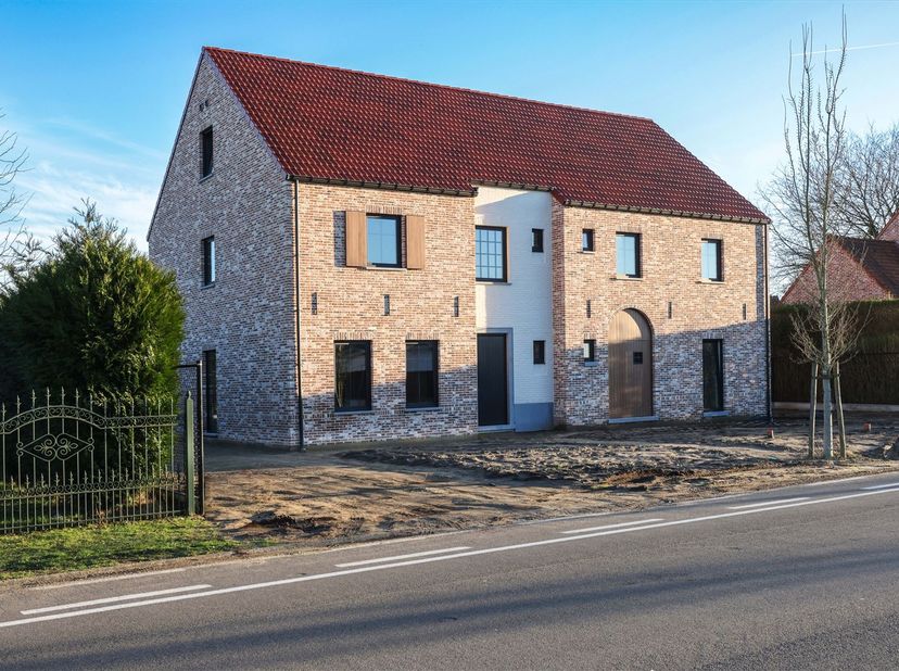 Ruime landelijke nieuwbouwwoning (215m²) in rustige omgeving te Beringen <br />
<br />
Op de Dijkstraat ter hoogte van huisnummer 19 bieden wij dit