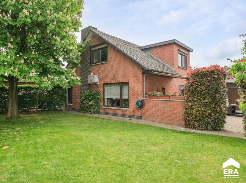 Te koop: Gerenoveerde gezinswoning gelegen in een groene en rustige woonwijk te Pelt.Deze verzorgde woning werd de afgelopen tien jaar grondig gerenov
