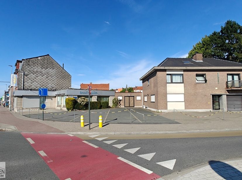 Immo Groot Leeuw vous propose cet espace commercial unique avec deux unités résidentielles existantes, situé à un carrefour stratégique de la Chaussée