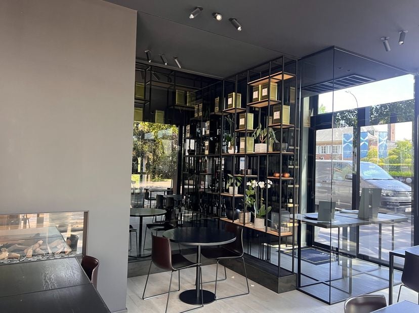 <br />
Dit handelsgelijkvloers/kantoor van 220m² is gelegen langs de Hundelgemsesteenweg te Merelbeke, met uitstekende verbinding met de R4, E40 en E1