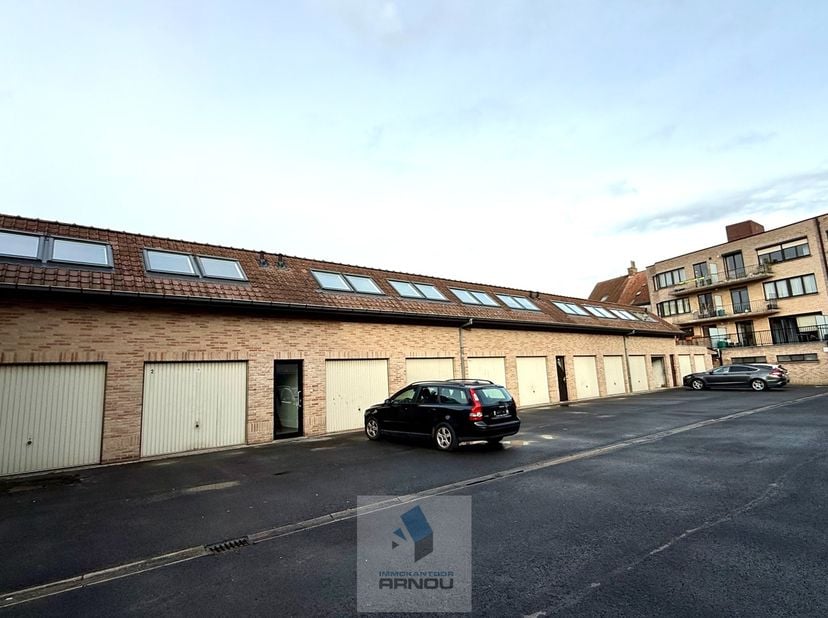 Op een rustige en centrale locatie in het centrum van Deinze vinden we deze 5 studio’s, gelegen op wandelafstand van de Markt, diverse winkelcentra en