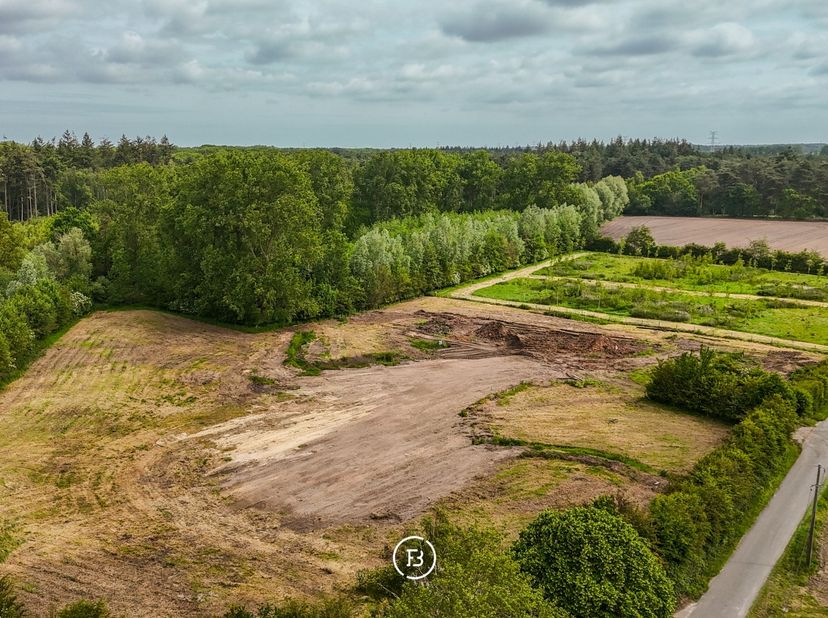 Te midden van een uitzonderlijk groen kader, pal grenzend aan het prachtige natuurgebied Vloethemveld, bevindt zich deze exclusieve bouwgrond met adem