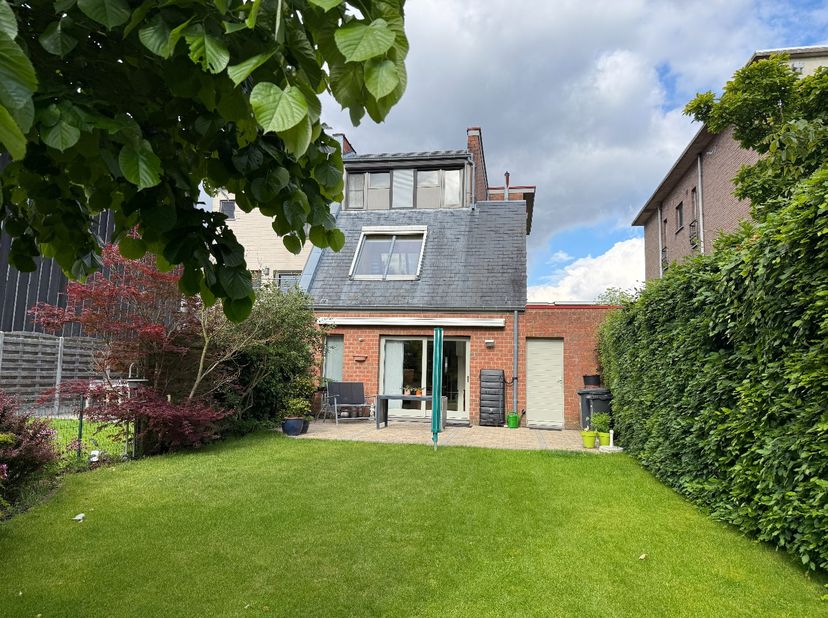 In een rustige en kindvriendelijke woonwijk bevindt zich deze verzorgde gezinswoning met 4 volwaardige slaapkamers, een zonnige tuin en garage. Dankzi