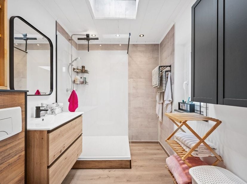 Deze rijwoning in Tienen heeft al het potentieel wat je nodig hebt voor een comfortabele en gezellige thuis. De woning beschikt over een ruime leefrui