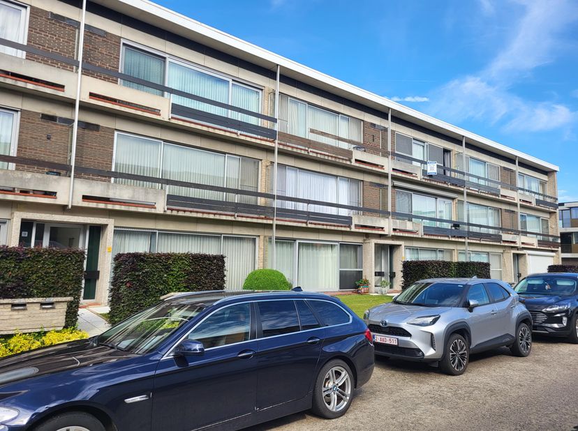 Volledig gerenoveerd 2 slaapkamer appartement<br />
<br />
Ontdek dit comfortabele appartement op de tweede verdieping rustig gelegen in het centrum R
