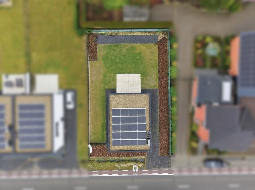 Ligging In Alken, vinden we langs de Steenweg ter hoogte van nummer 378 deze knappe nieuwbouwwoning terug. We bevinden ons in een residentiële buurt w