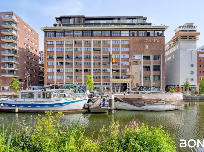 Studio met loftgevoel, hoge plafonds en autostaanplaats aan de gegeerde Vaartkom.<br />
Wonen in Hungaria is wonen op één van de leukste plekken van L
