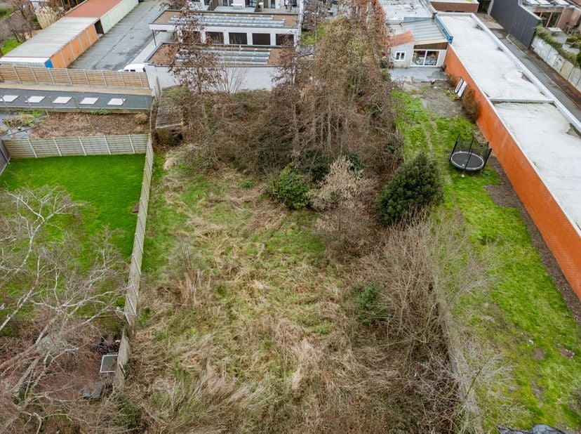 Voor meer info contacteer Eva via 0475 69 38 22 of via eva@vicusvastgoed.be <br />
In het centrum van Eernegem we deze ruime grond aan met een totale