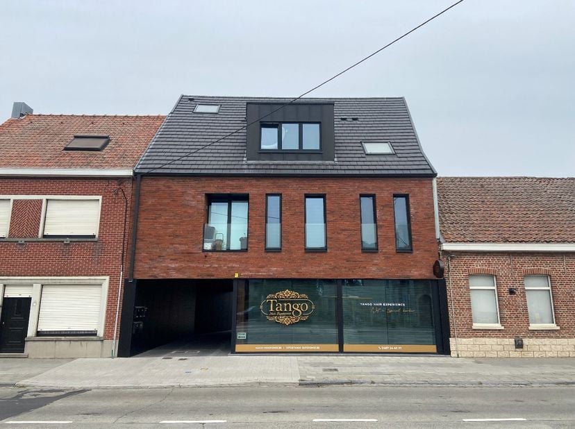 Nieuwbouw handelsruimte van 46 m² gelegen nabij verschillende invalswegen, winkels en openbaar vervoer te Desselgem. Dit kleinschalig project bestaat